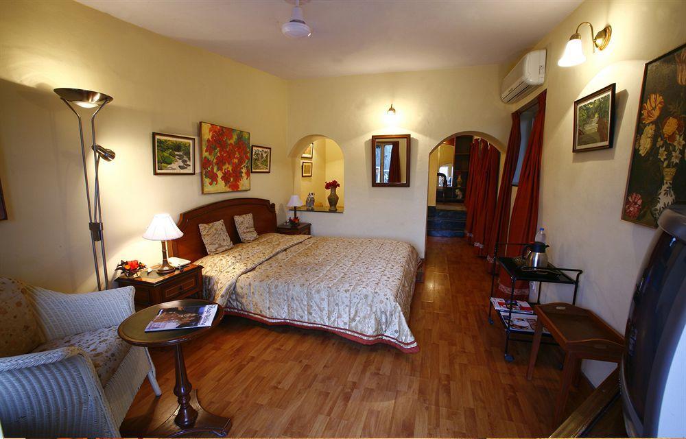 Welcomheritage Connaught House Mount Abu Esterno foto