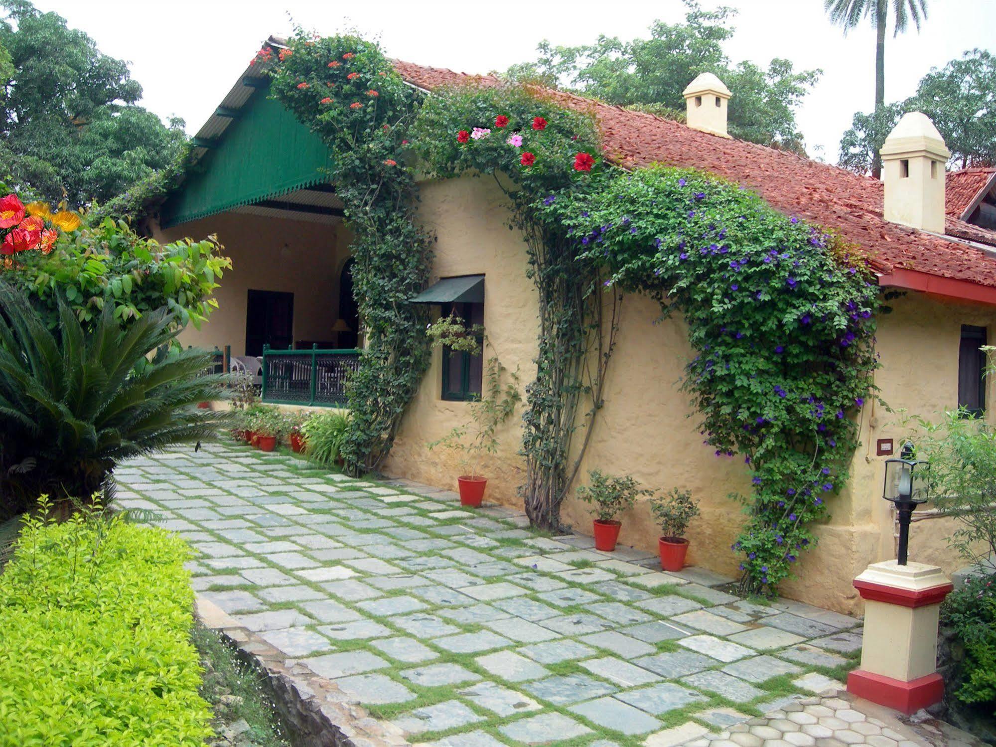 Welcomheritage Connaught House Mount Abu Esterno foto
