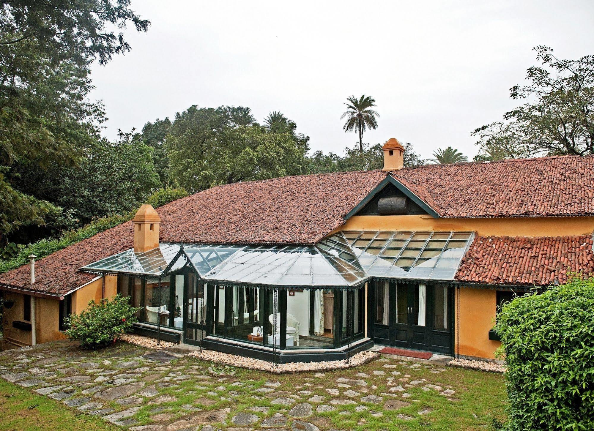 Welcomheritage Connaught House Mount Abu Esterno foto