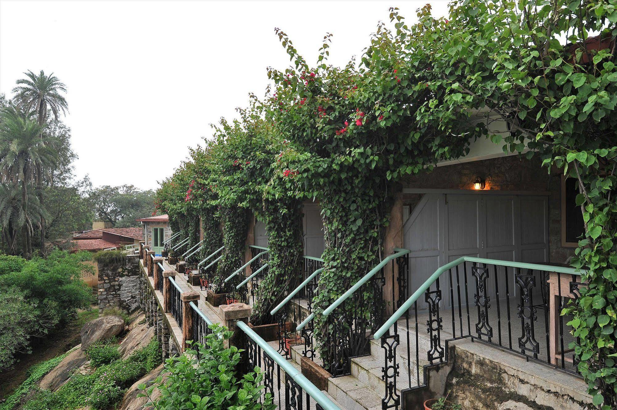 Welcomheritage Connaught House Mount Abu Esterno foto