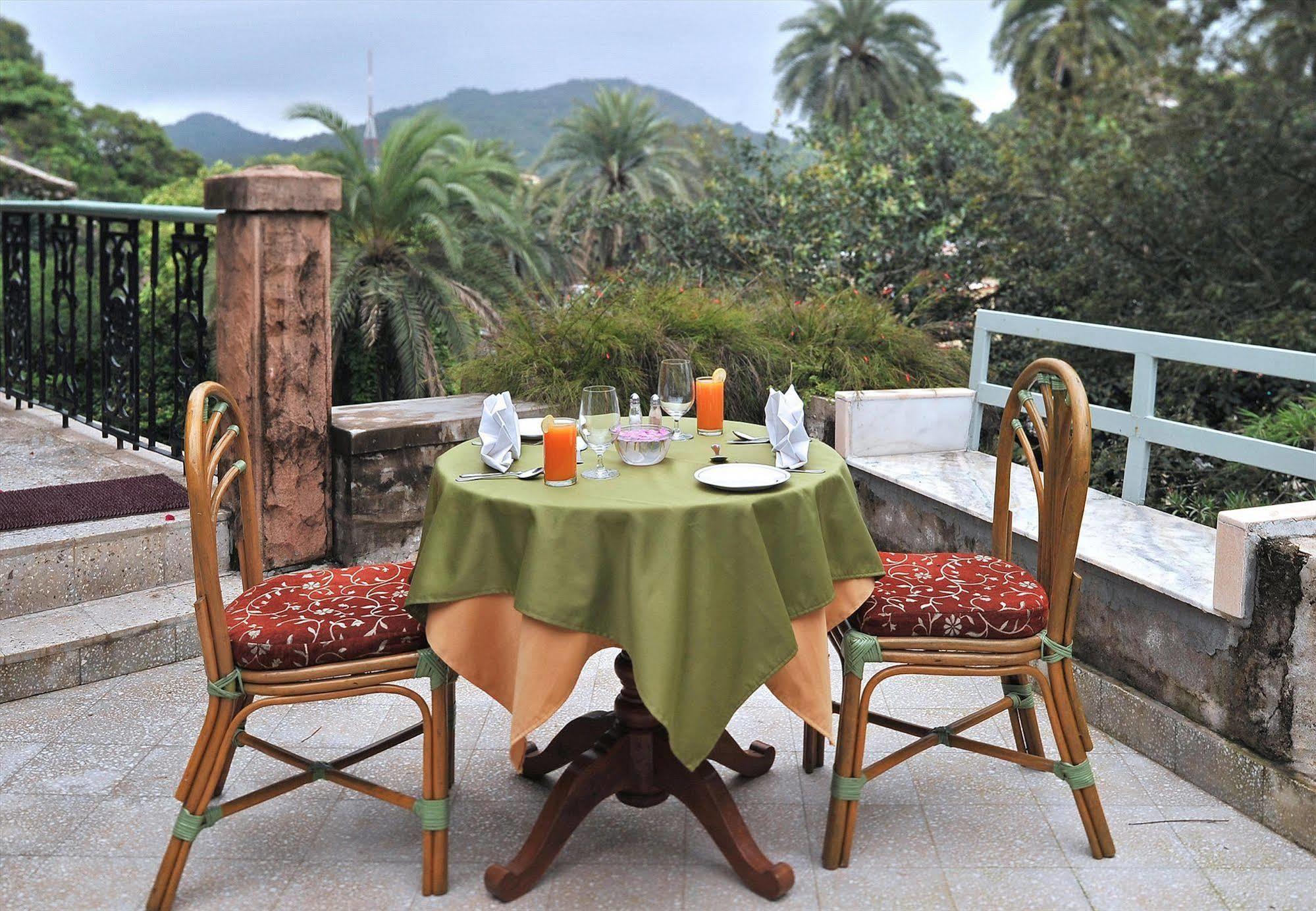 Welcomheritage Connaught House Mount Abu Esterno foto