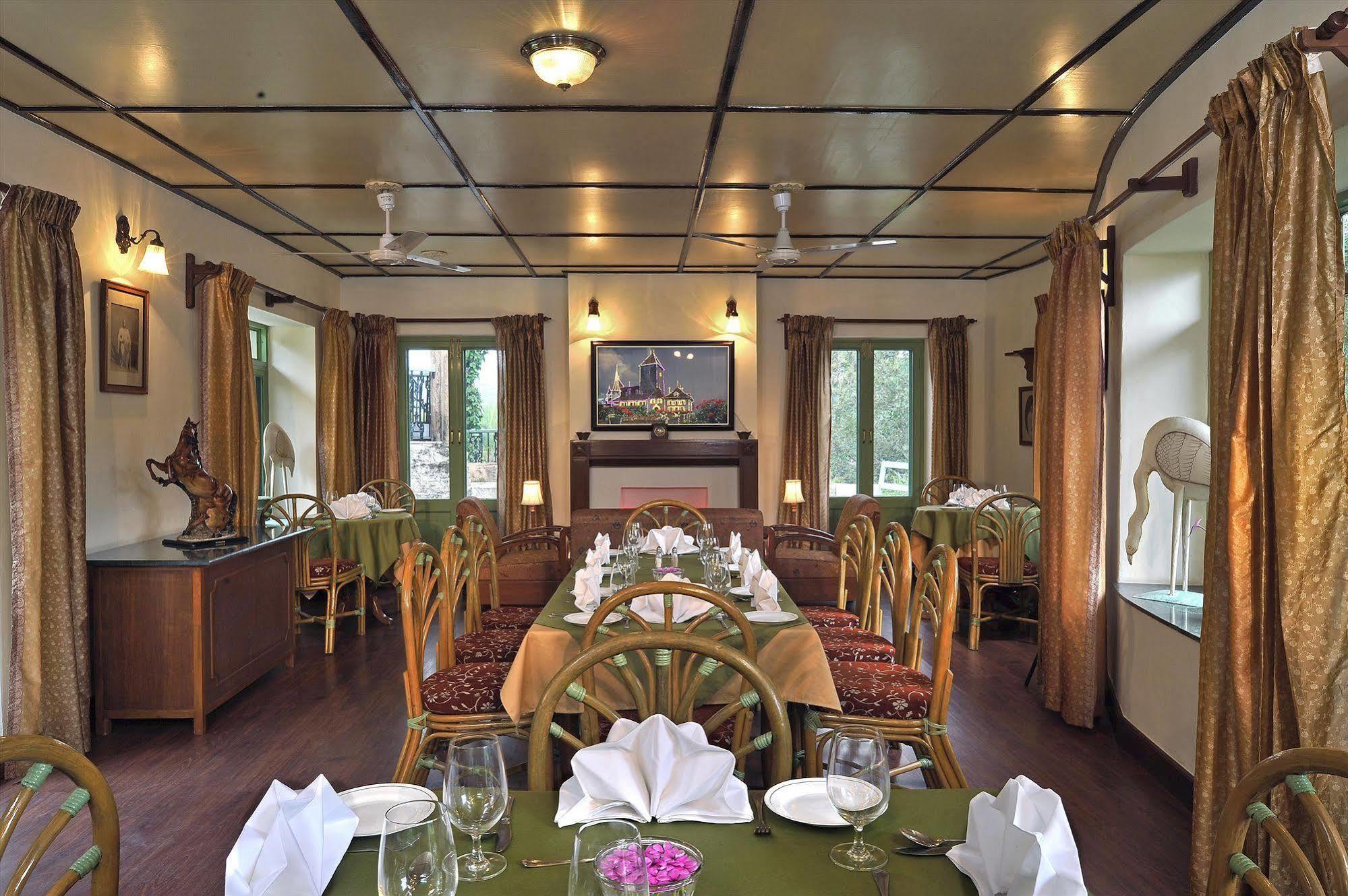 Welcomheritage Connaught House Mount Abu Esterno foto