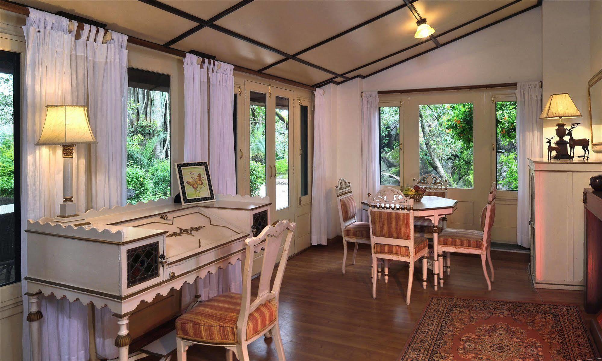 Welcomheritage Connaught House Mount Abu Esterno foto