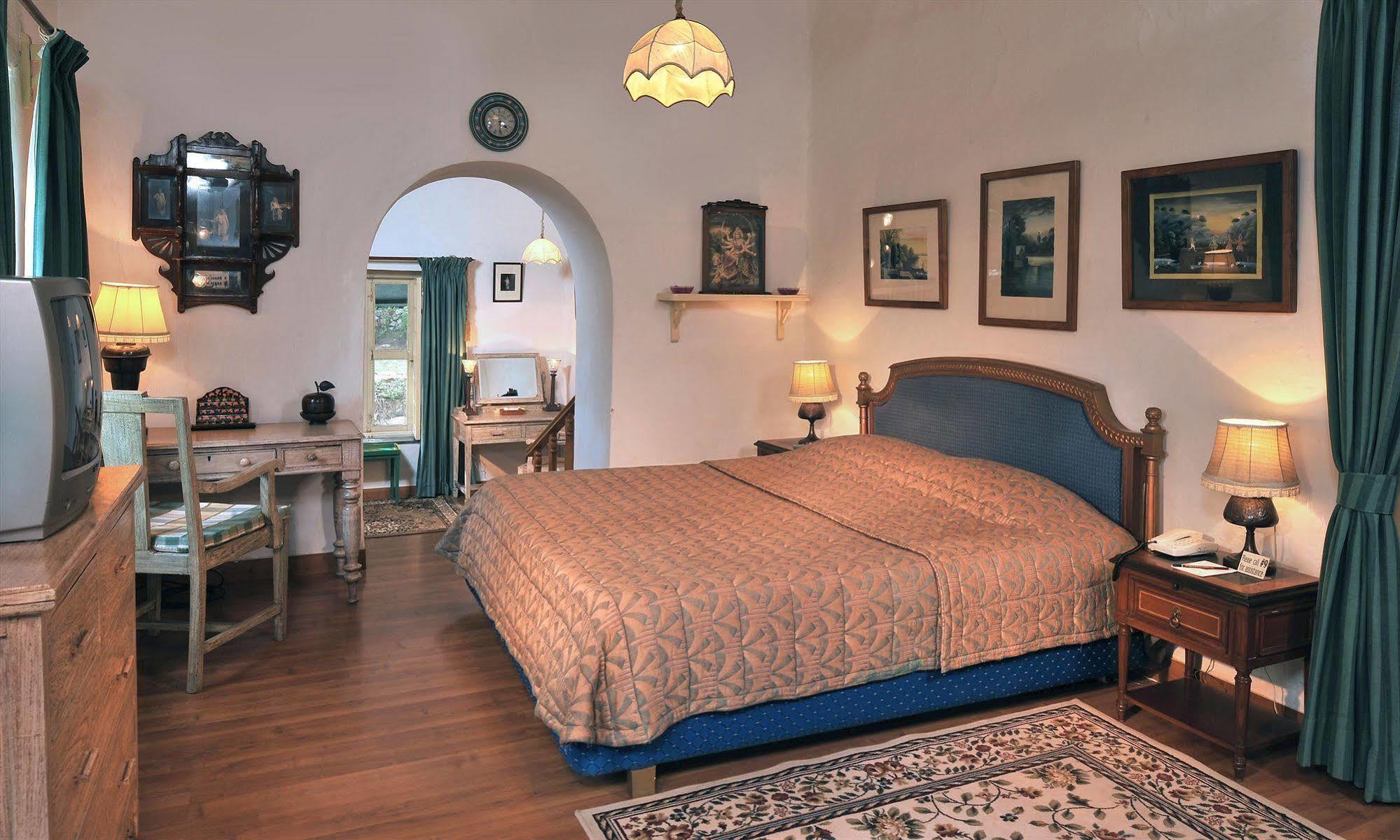 Welcomheritage Connaught House Mount Abu Esterno foto