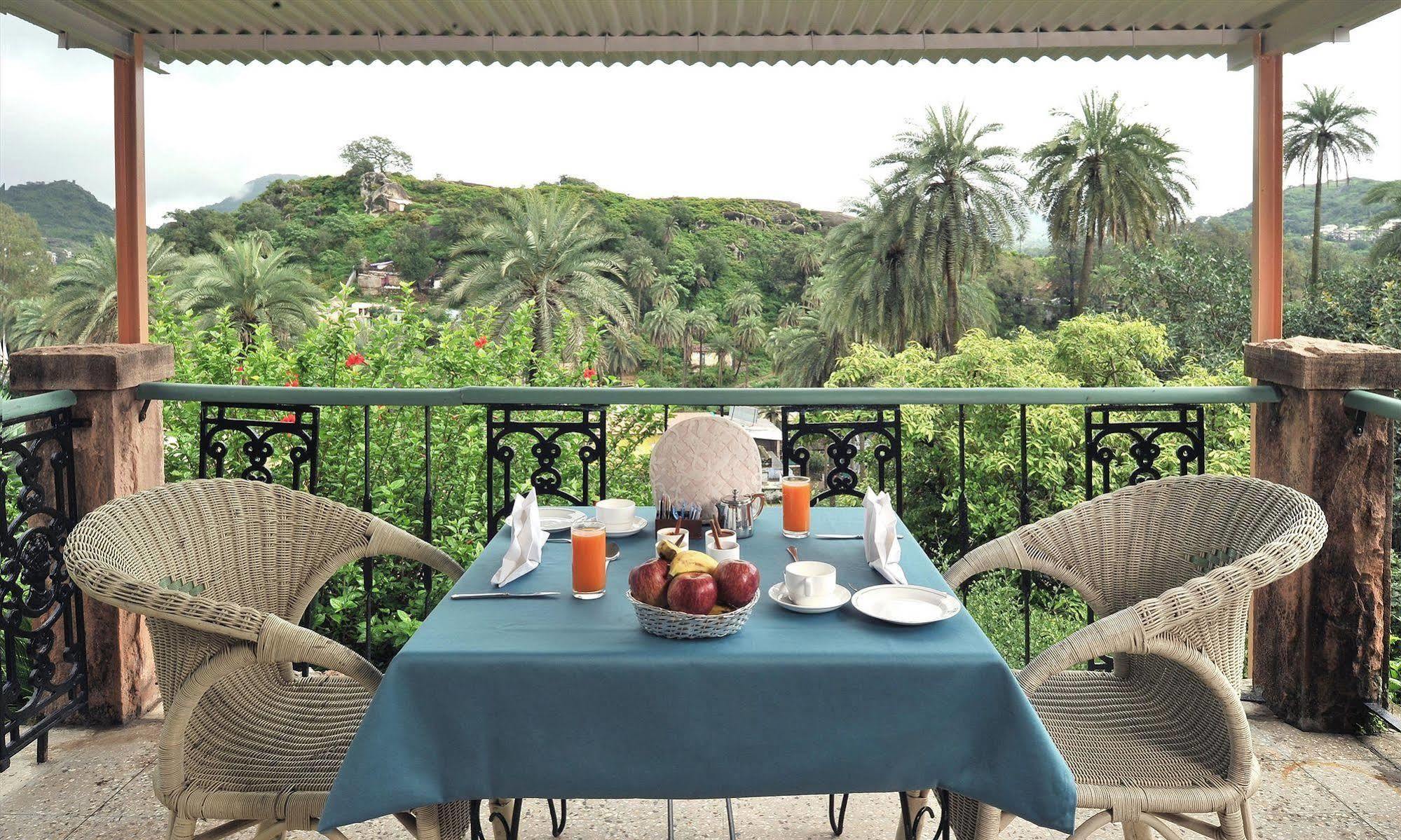 Welcomheritage Connaught House Mount Abu Esterno foto