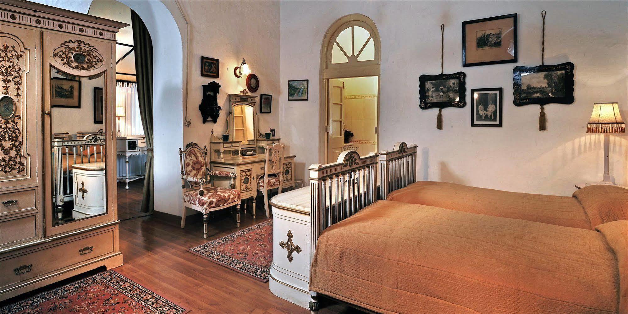 Welcomheritage Connaught House Mount Abu Esterno foto
