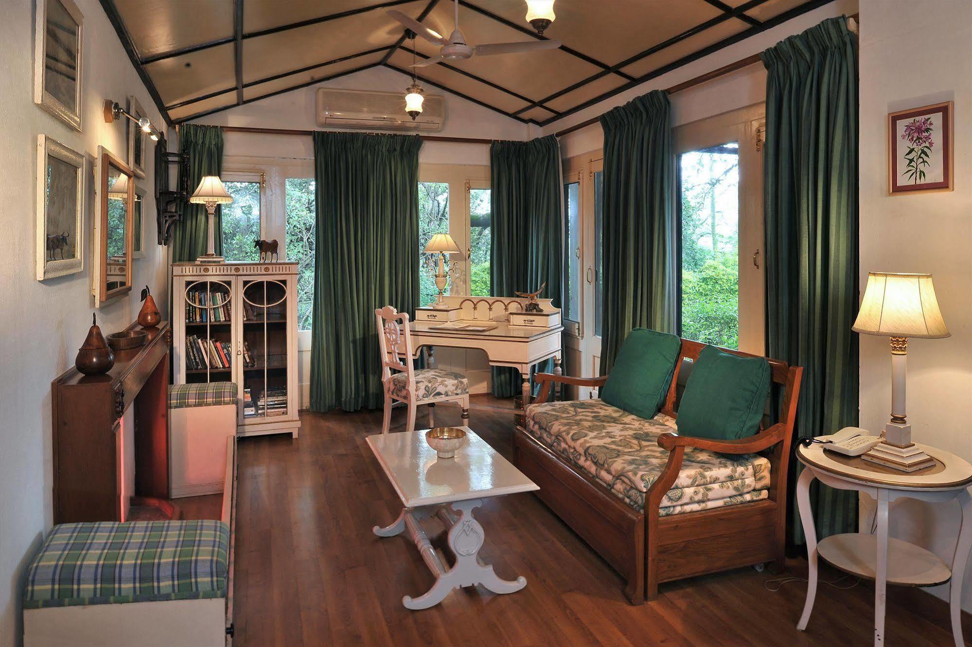 Welcomheritage Connaught House Mount Abu Esterno foto