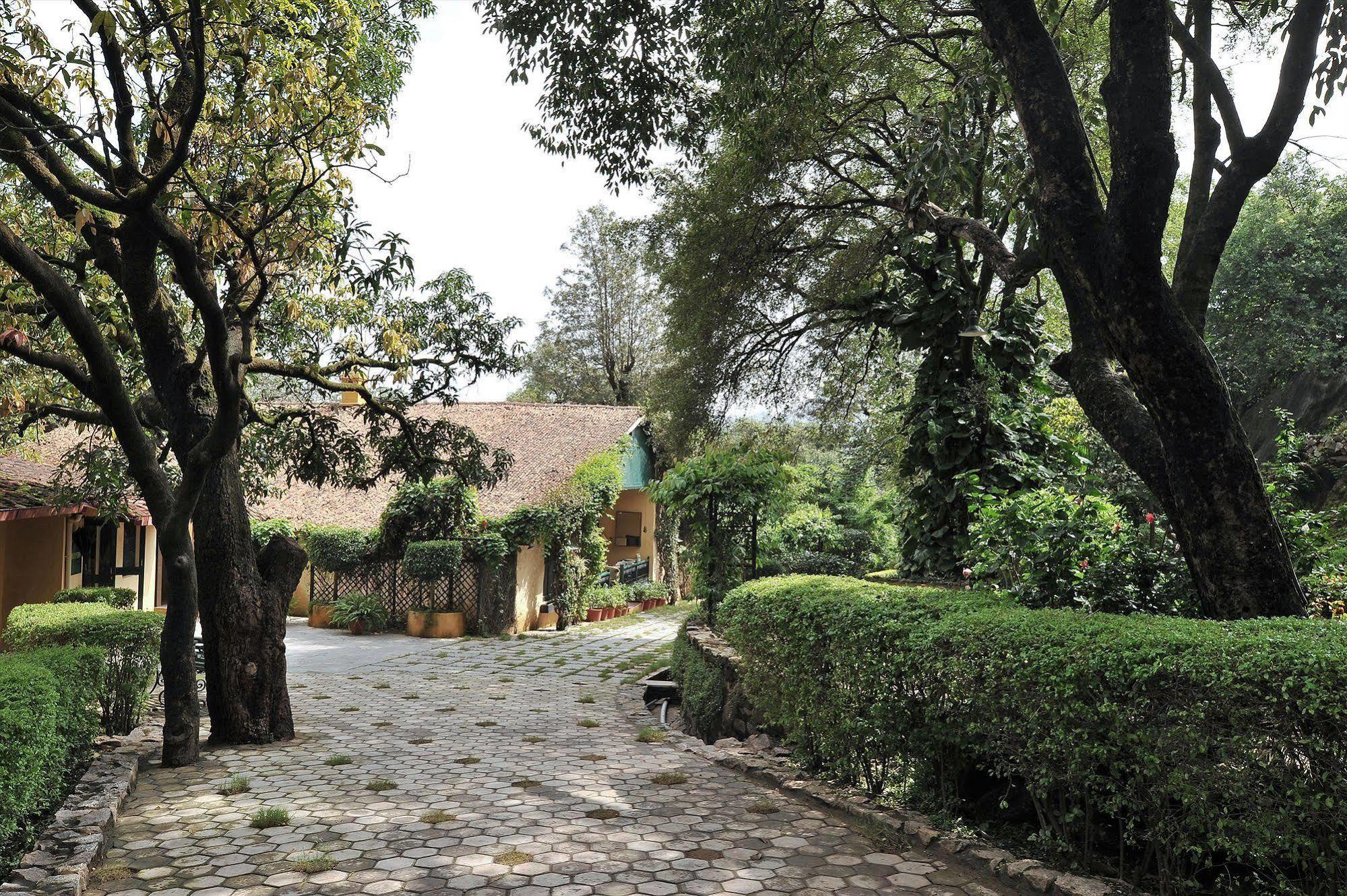 Welcomheritage Connaught House Mount Abu Esterno foto