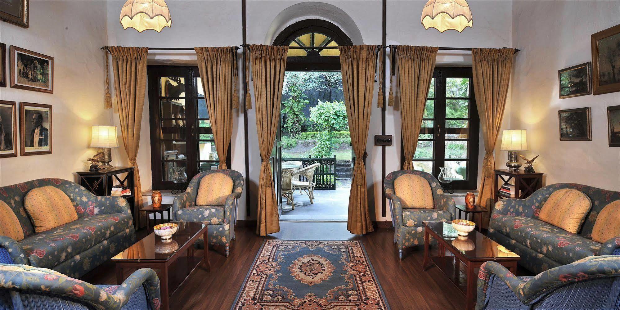 Welcomheritage Connaught House Mount Abu Esterno foto