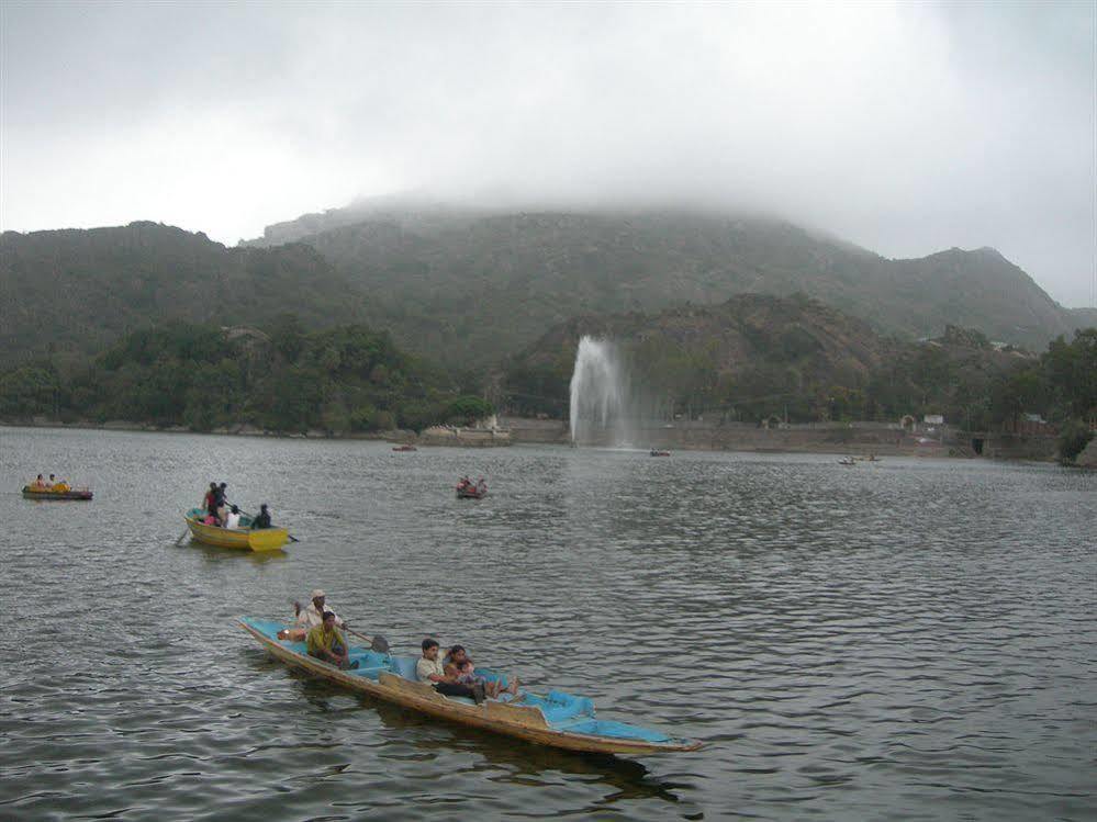 Welcomheritage Connaught House Mount Abu Esterno foto